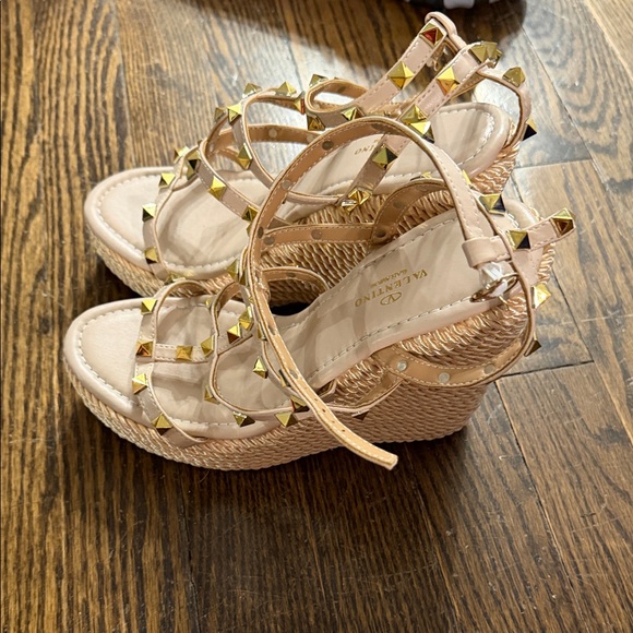 Valentino Tan Wedges with Gold Studs - Picture 3 of 4
